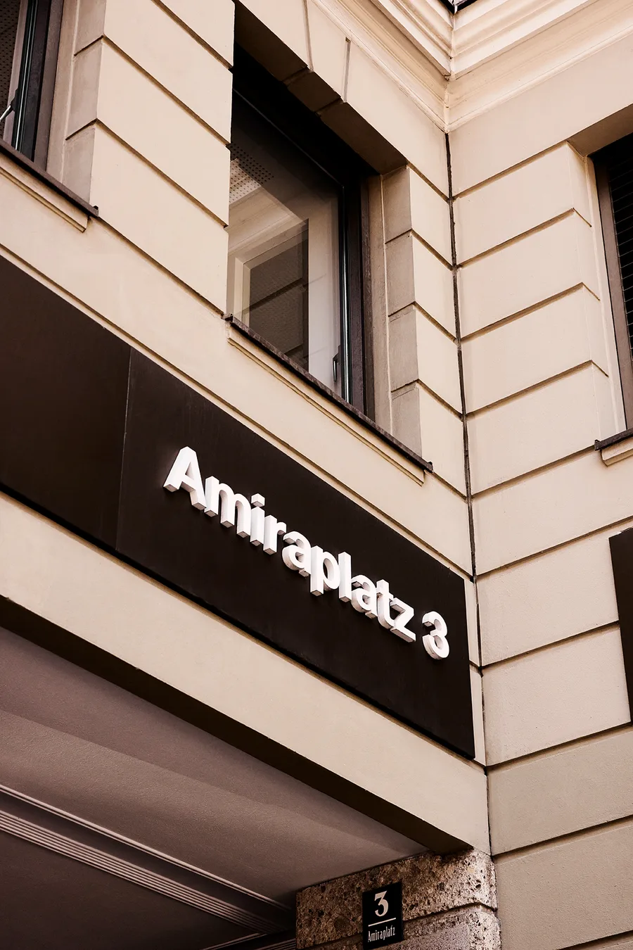 Eingang der Kanzlei am Amiraplatz 3 im Luitpoldblock